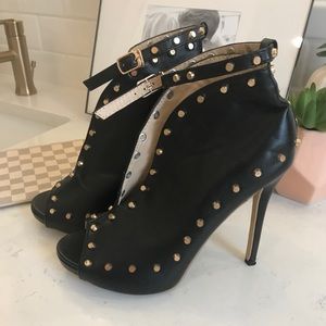 🔥🔥🔥studded black ankle strap stilletos